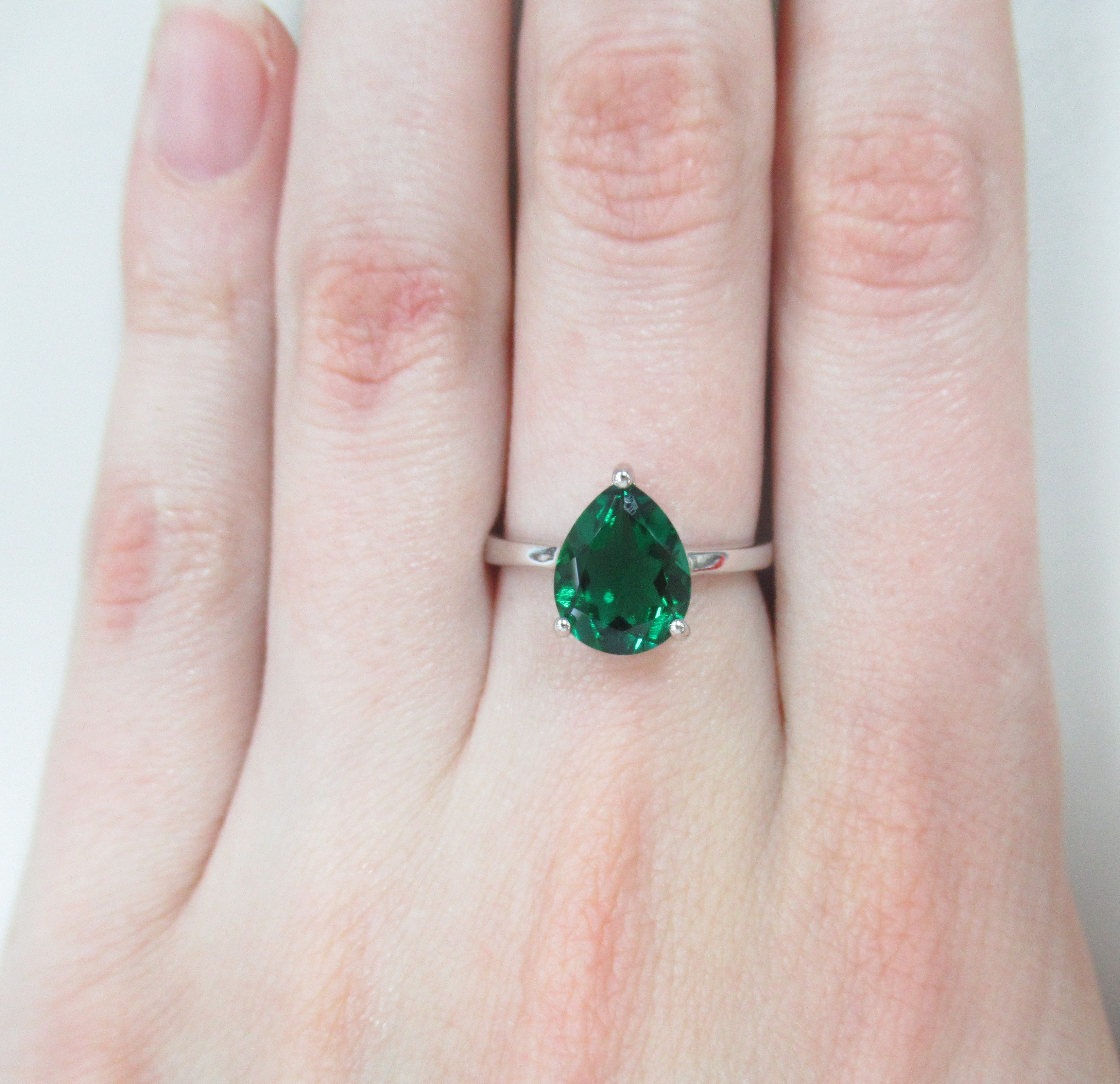 Серебряное кольцо с выращенным изумрудом